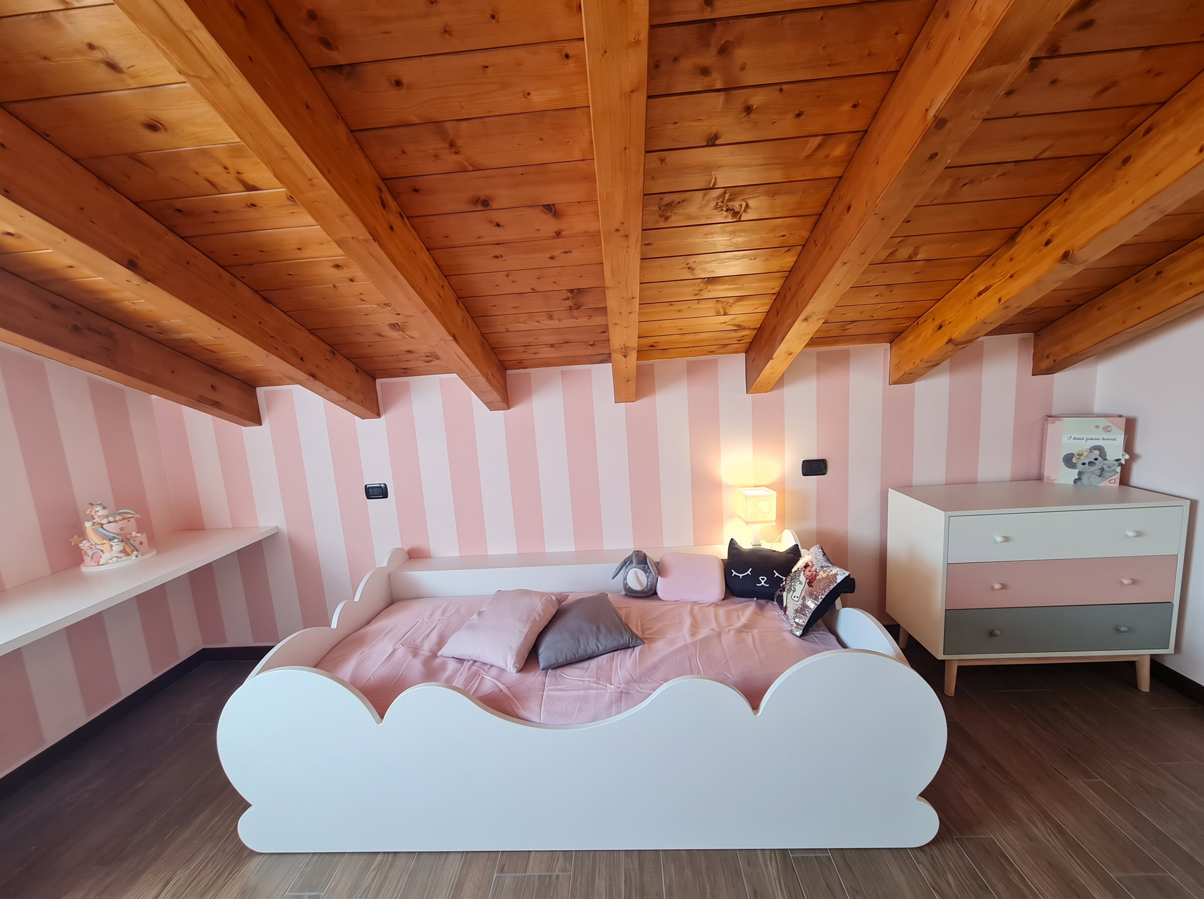 Cameretta completa con letto a nuvola disegnato su misura